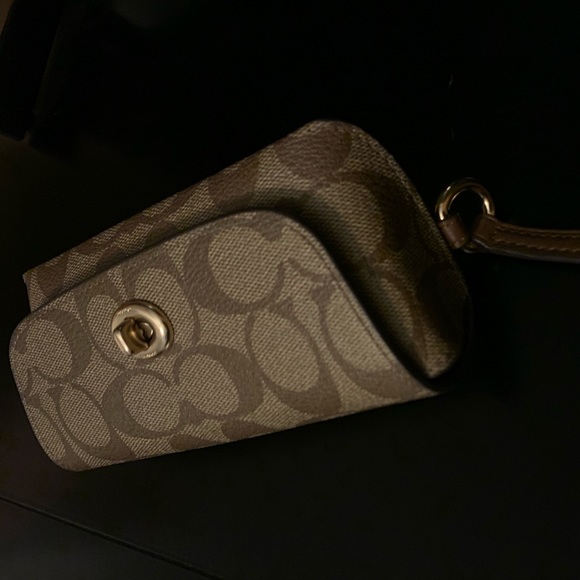 Sunglass case in signature COACH - Picture 3 of 7